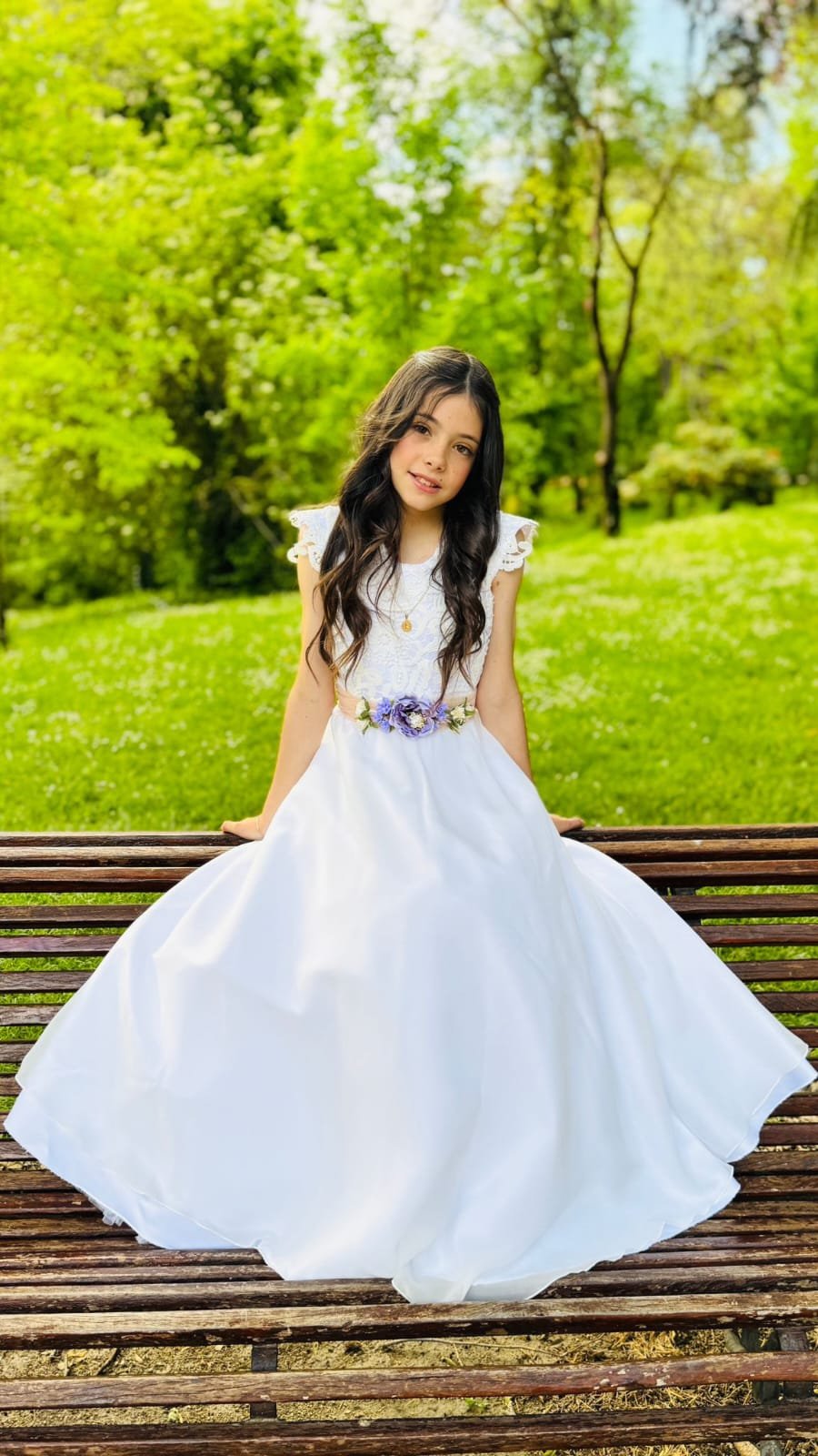 Vestido blanco y delicado de niña