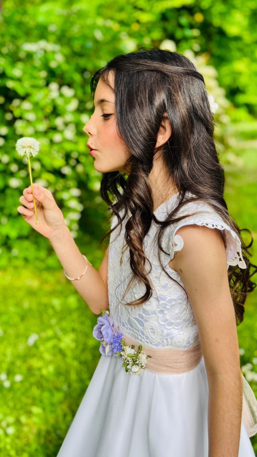 Detalle de encaje en vestido de niña
