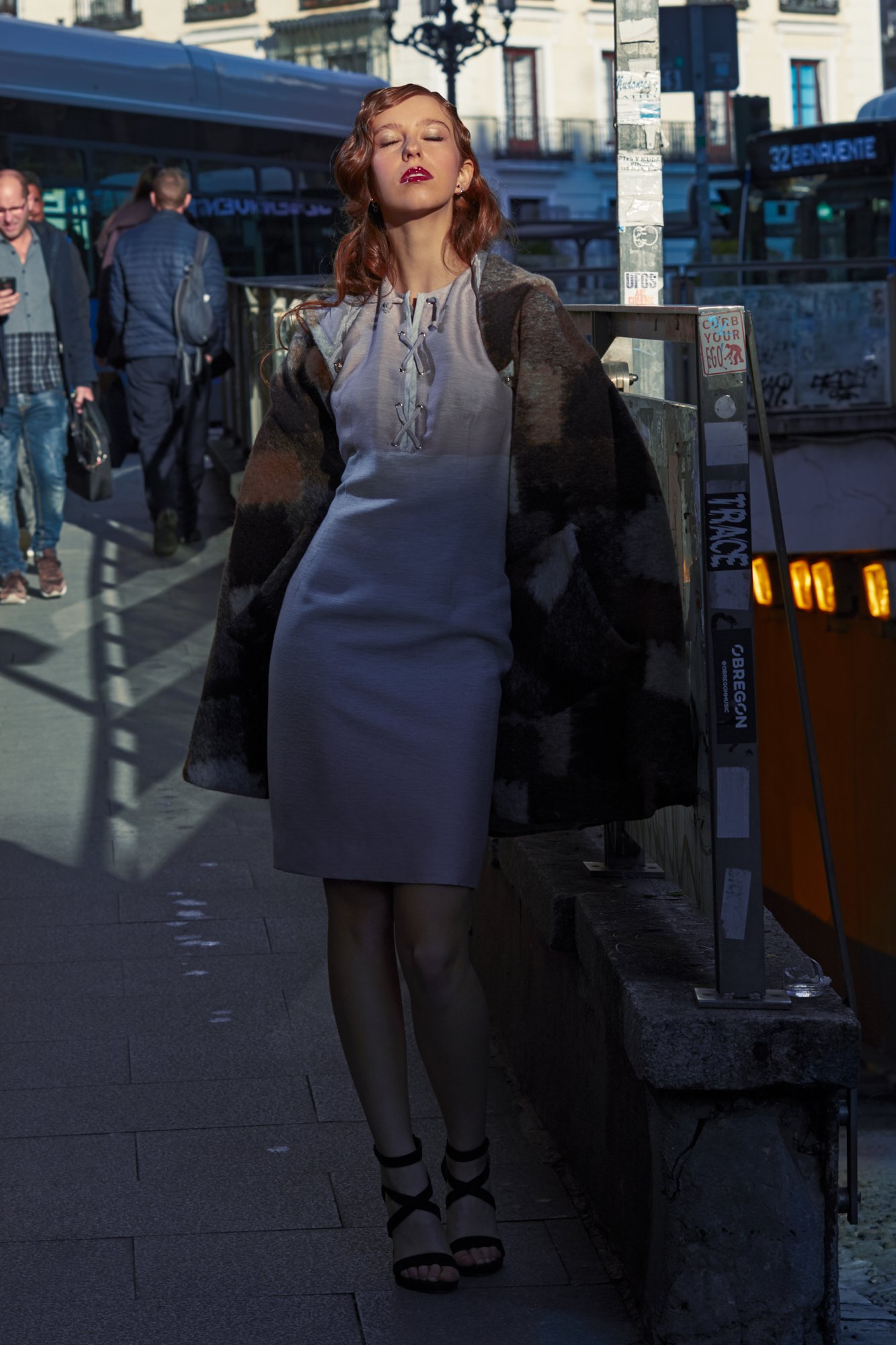 Vestido de fiesta con capa